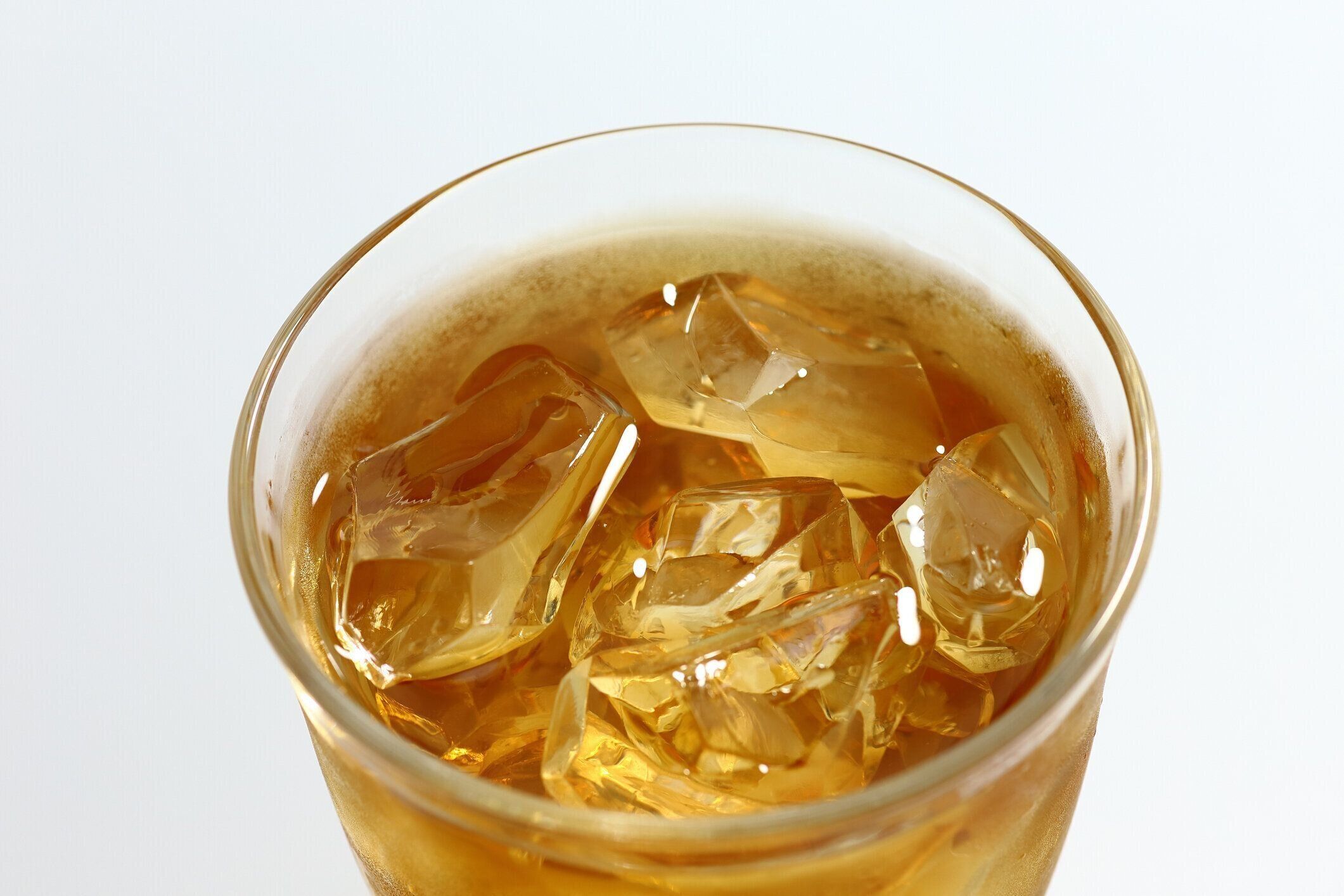 アイスティーのグラスをクローズアップ