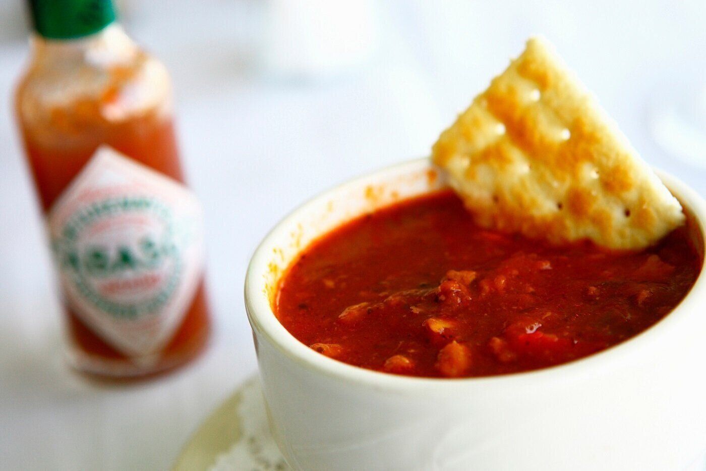 【管理栄養士監修】「タバスコ」の賞味期限切れはいつまで大丈夫？変色があったら注意！