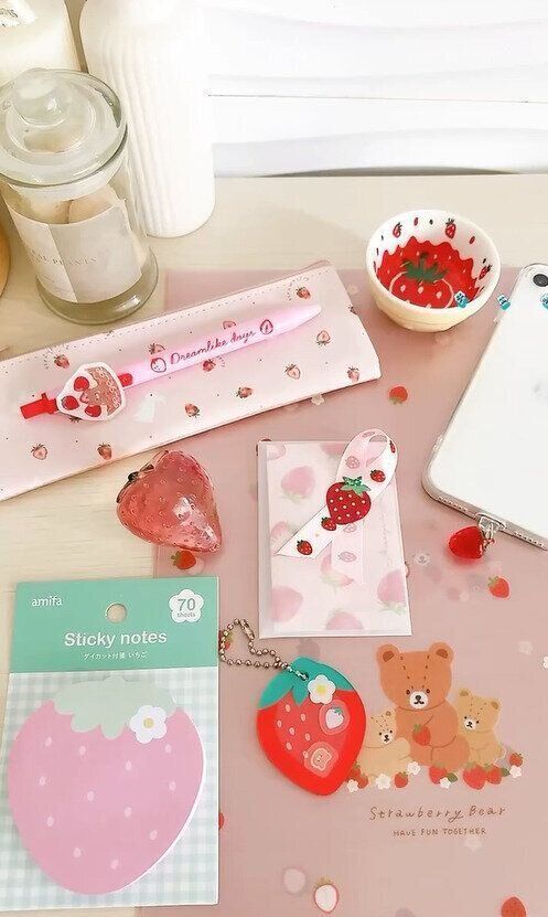 春が待ち遠しい！「データポート用防塵キャップいちご」