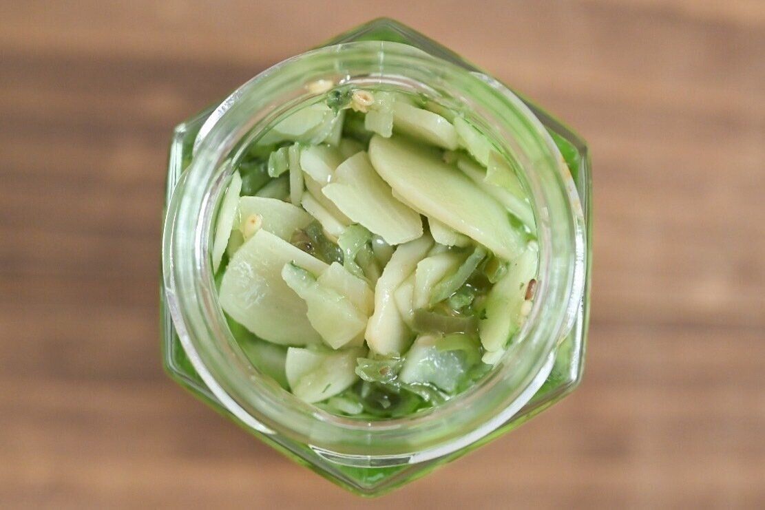 青いにんにく辣油の瓶の中