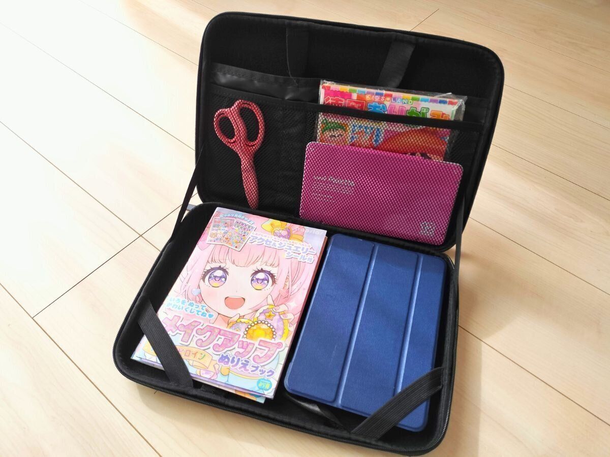 パソコンケースに子どもの遊び道具を収納したところ
