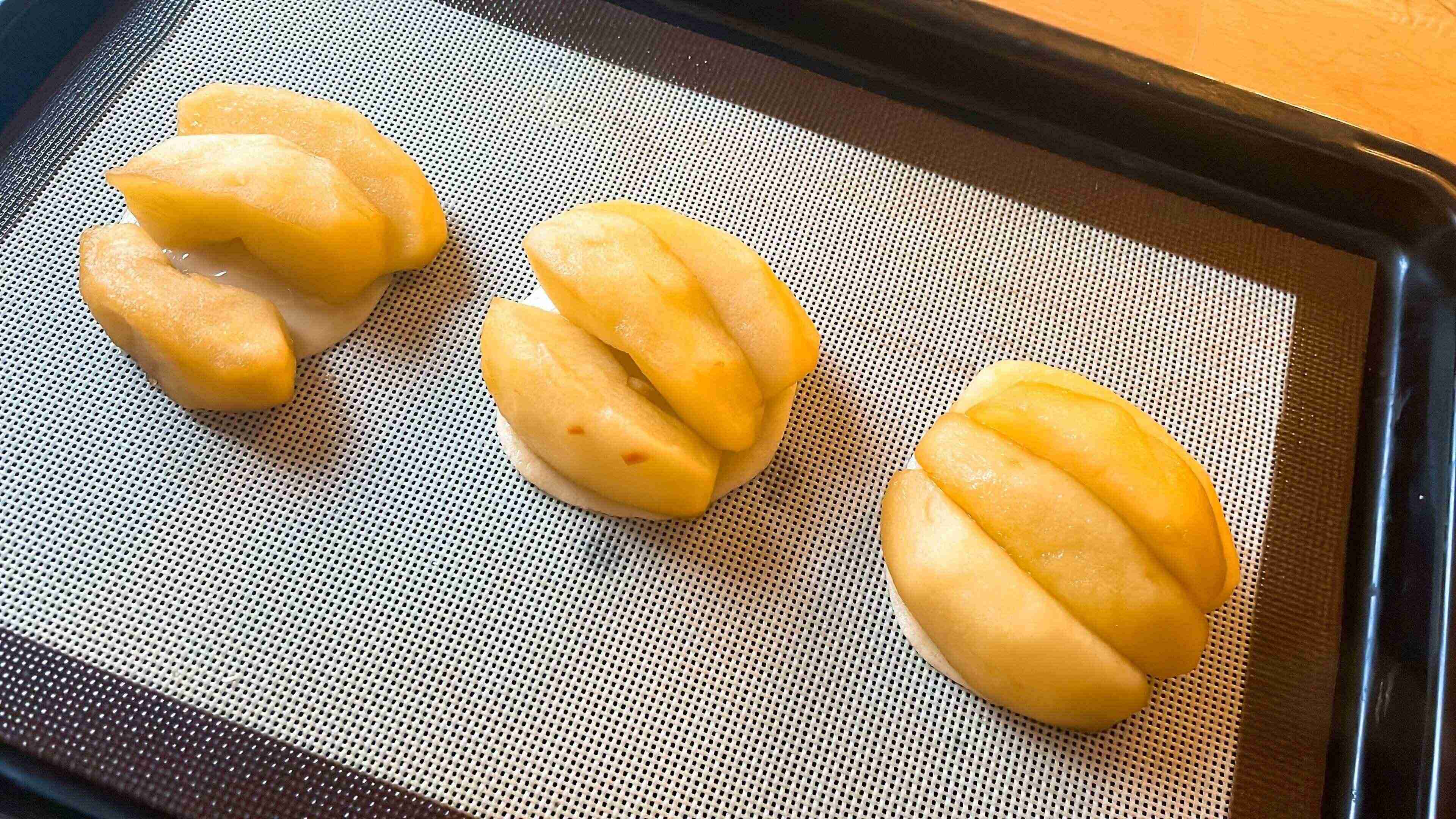 りんごを乗せて焼く