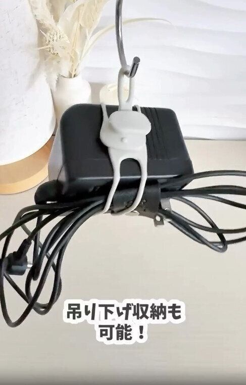 【セリア】フックにかけて吊り下げ収納も可能