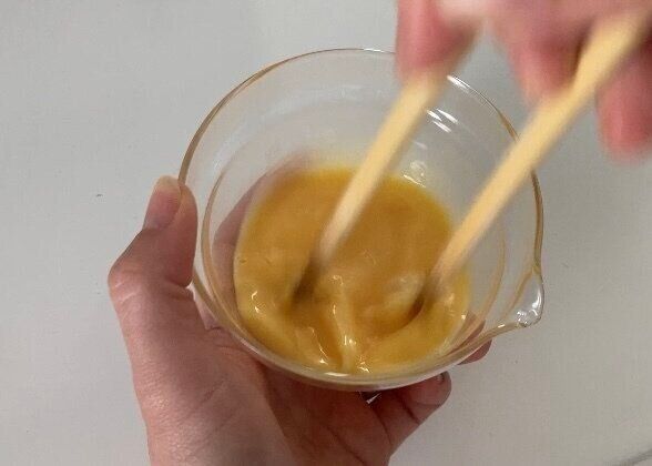 卵を切るように混ぜている