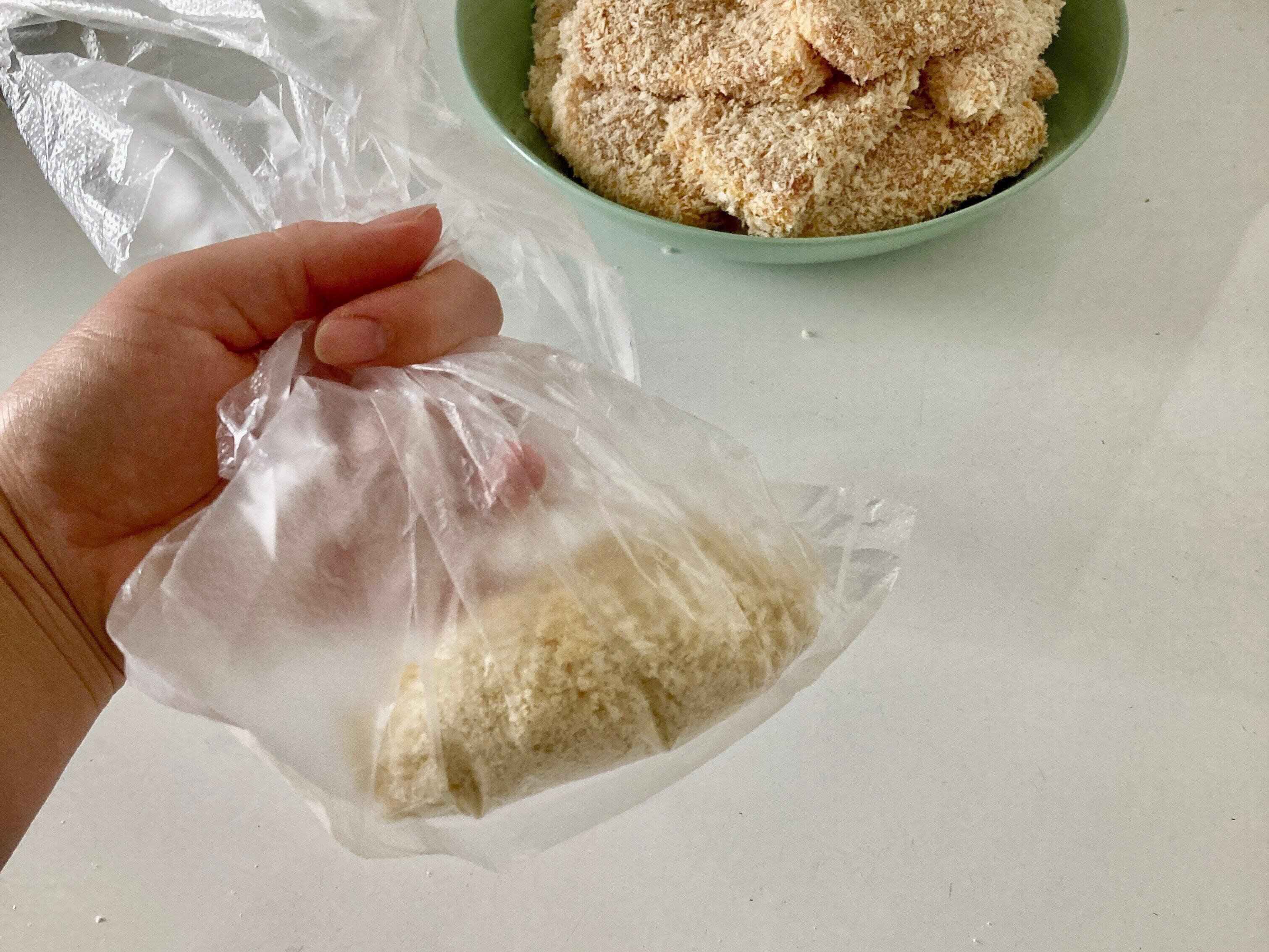 保存袋に入れたパン粉