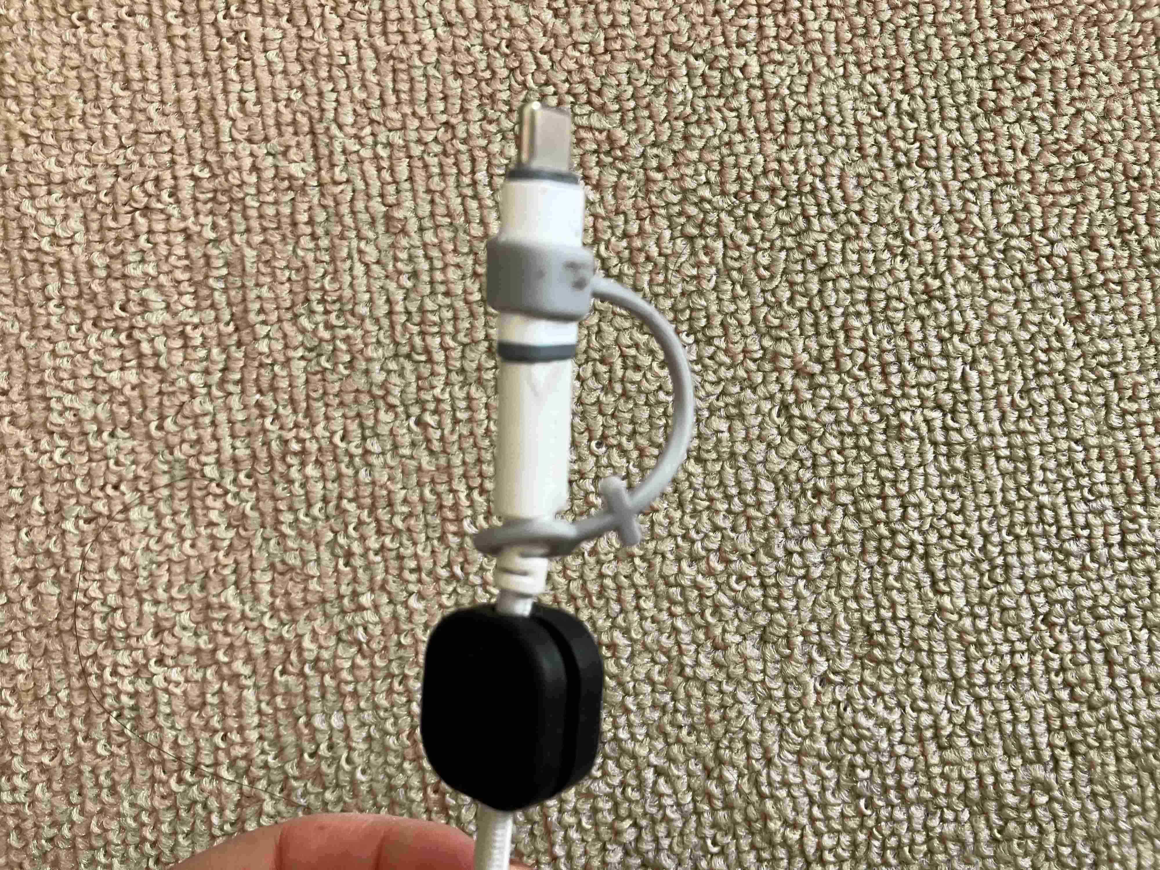 ケーブルにホルダーを挟む