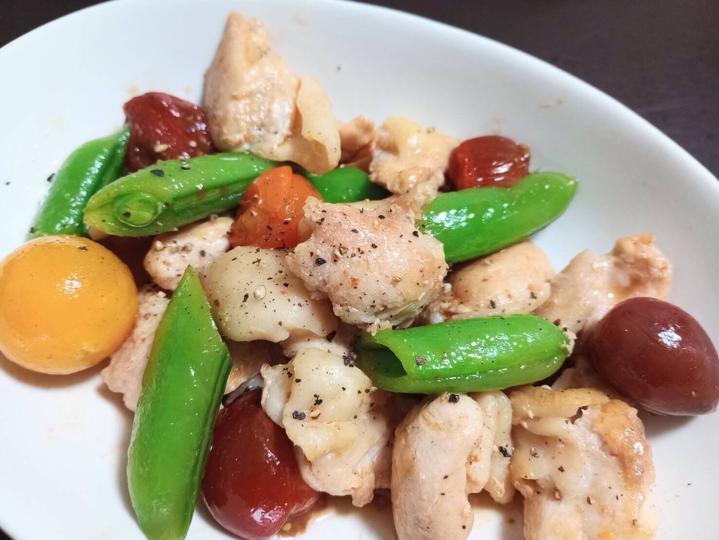 スナップエンドウと鶏肉の料理