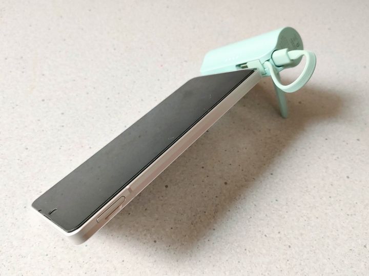 モバイルバッテリーにスタンドがついている
