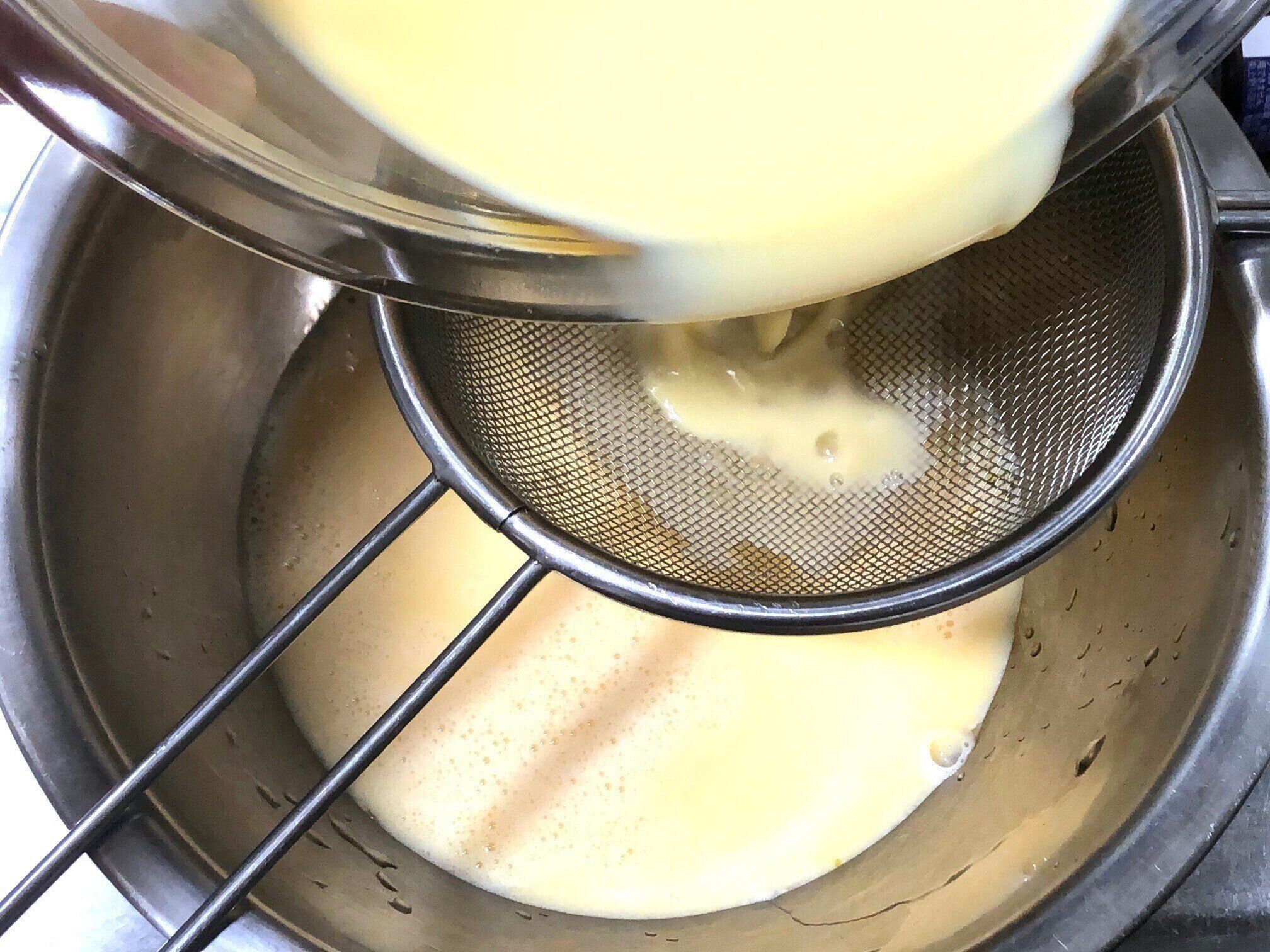 プリン液を濾す