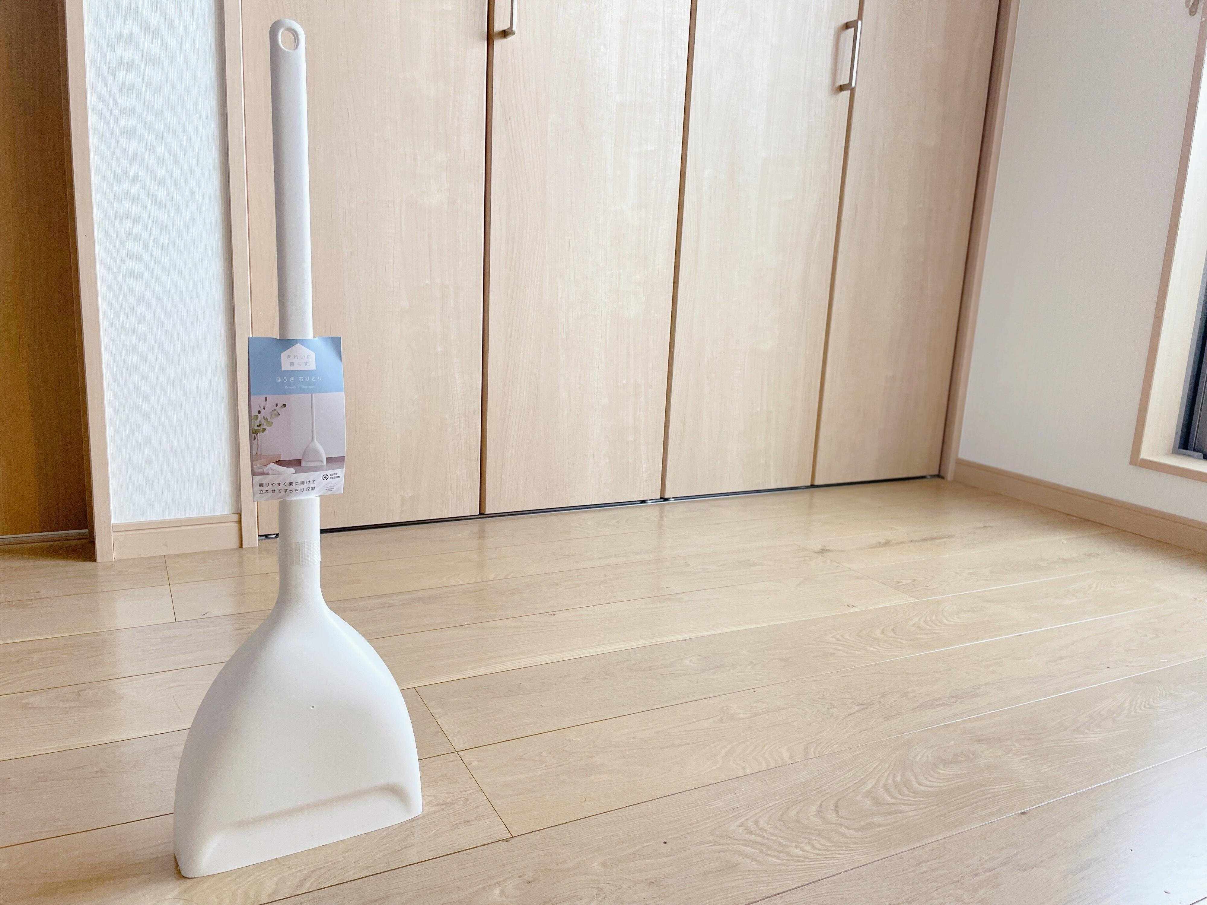 マーナの「ほうき ちりとり」が室内外で使える