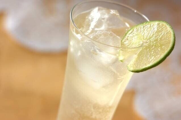  白ワインのライム・スプリッツアー