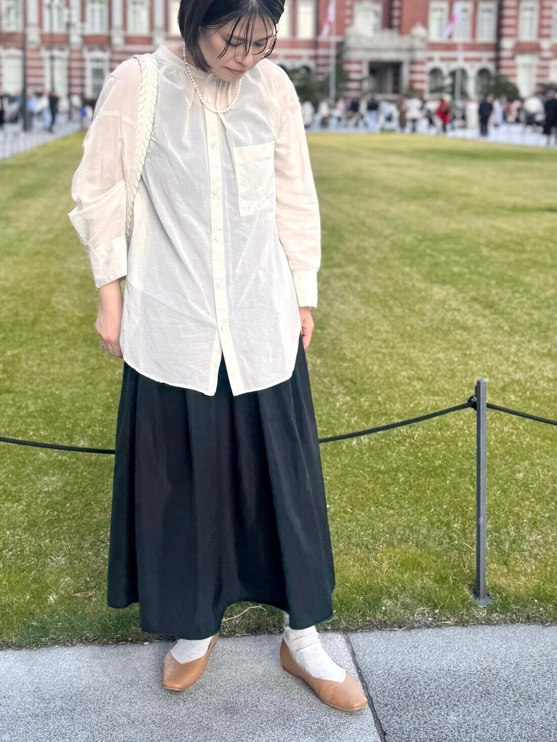 シアーシャツに黒スカート