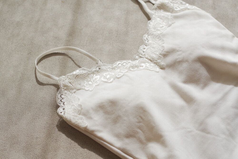 裾から見せると今っぽいアイテム「レースキャミソール」40代はこう着こなす！