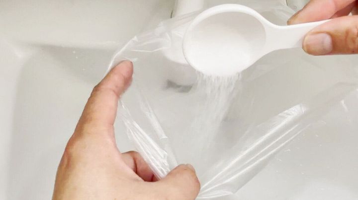 クエン酸をポリ袋へ入れる