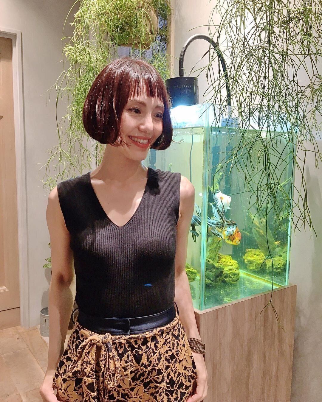 40代丸顔に似合うヘアスタイル 内巻き×オン眉ボブでちょっぴり甘めヘアに