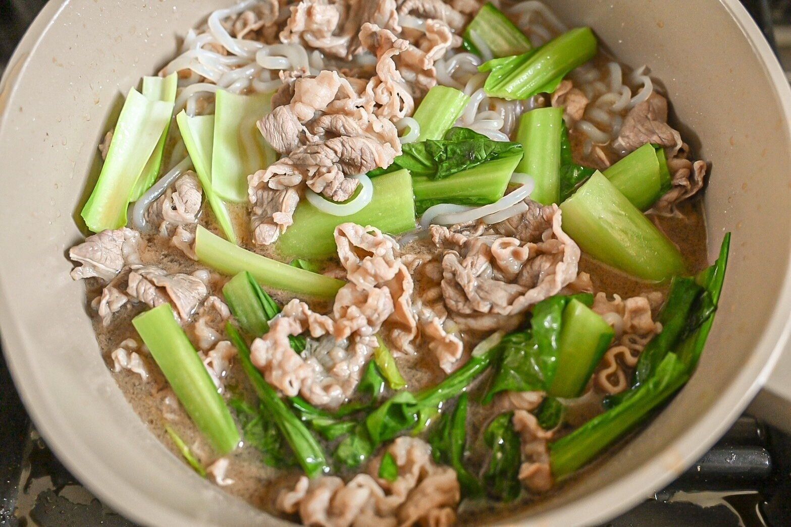 鍋に入った小松菜の肉吸い