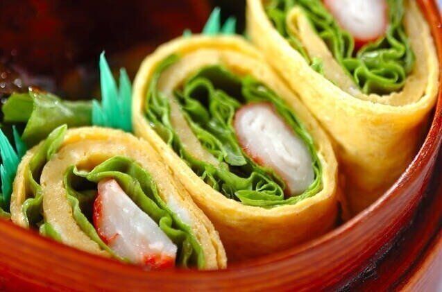 カニカマとグリーンリーフの卵巻き