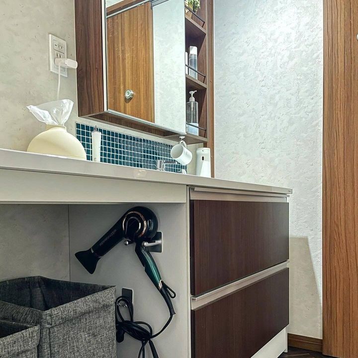 カウンター下のスペースに収納!