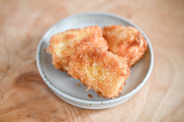 皿にのったカマンベールチーズフライ