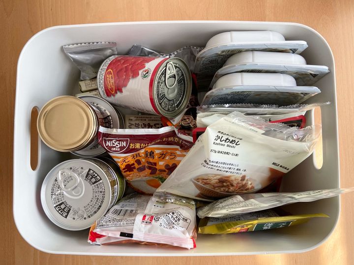 ローリングストックを 使いやすく 収納するには 缶詰などの高さの低いものを収納する方法 サンキュ ローリングストックを 使いやすく 収納するには 缶詰などの高さの低いものを収納する方法 サンキュ