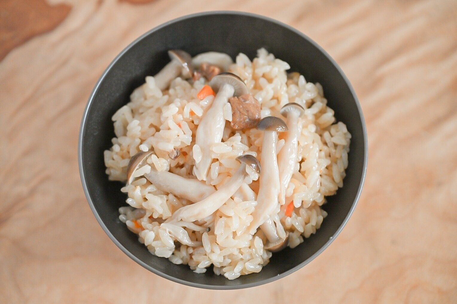 茶碗に入った具材を加えた中華おこわ