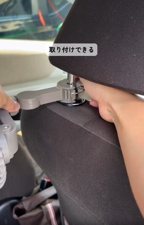 【3COINS】ヘッドレストに簡単に取り付けできる