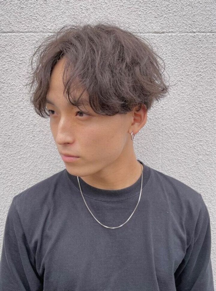30〜40代男性におすすめの髪型ツーブロック。深みのあるフォギーベージュのヘアスタイル