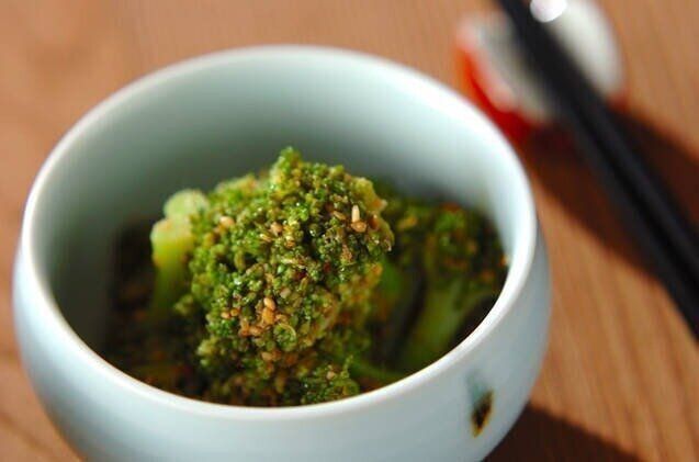  ブロッコリーのピリ辛ゴマ和え