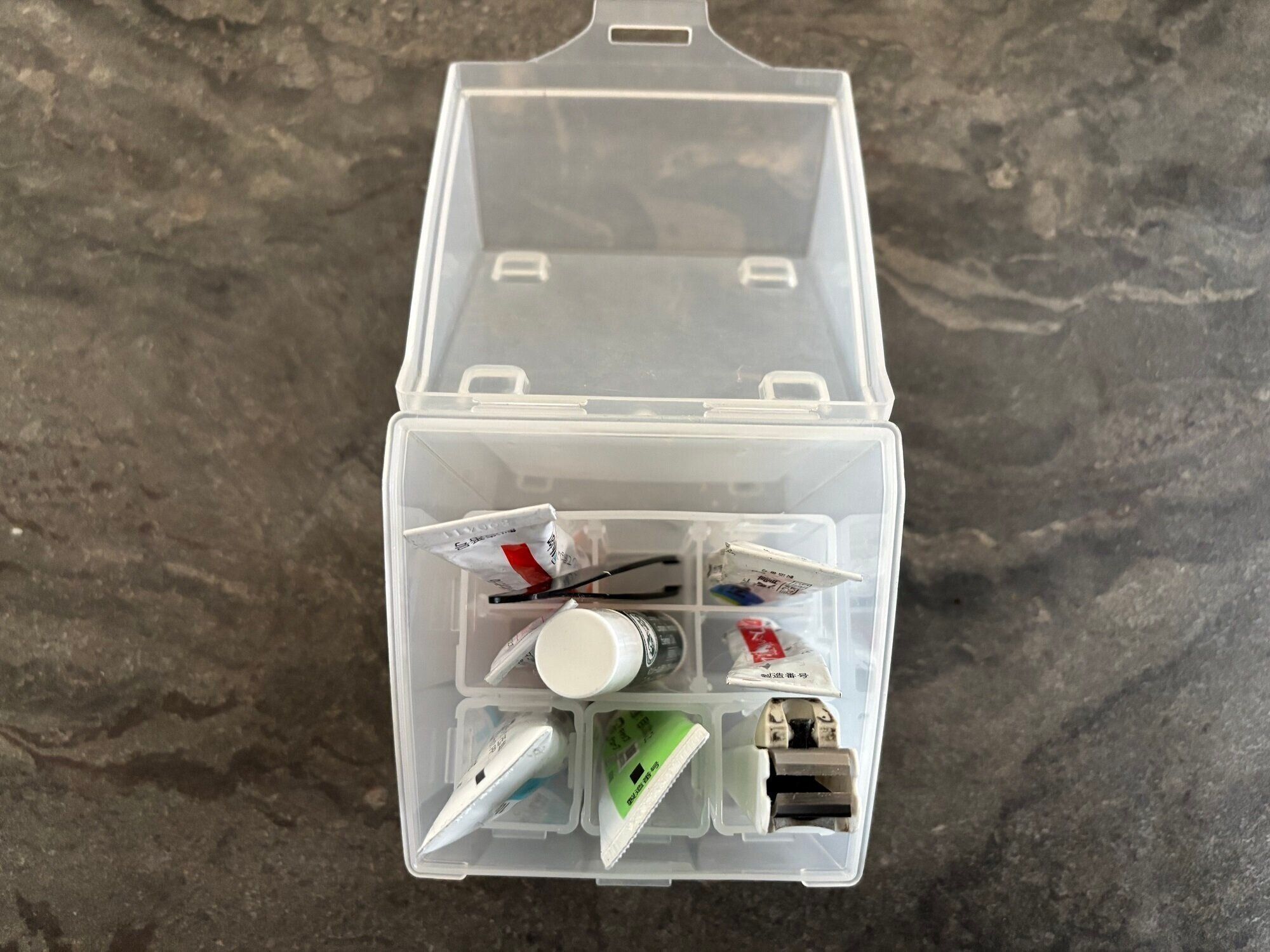 DAISOで見つけた！「あれ、どこいった？」迷子になりやすい軟膏のスッキリ収納が叶う優れモノ