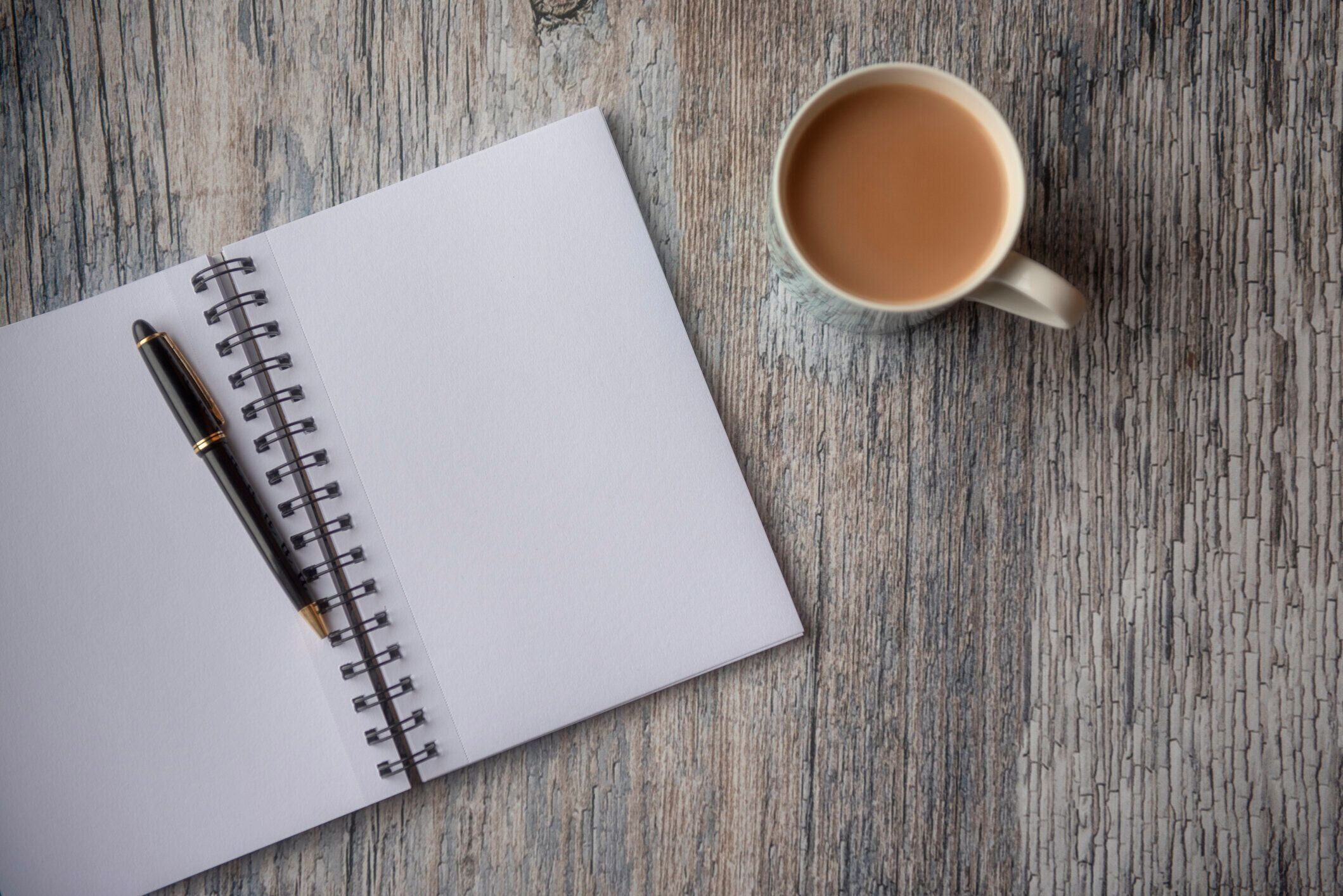 無地の空の手帳とお茶