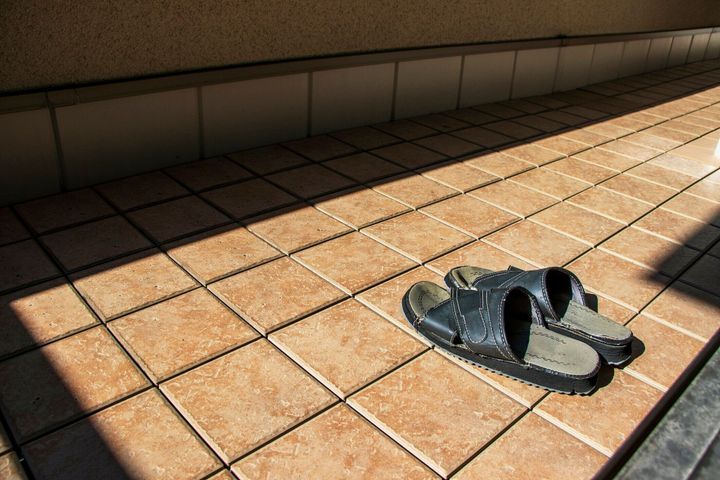 外着用のタイル張りのベランダとサンダル