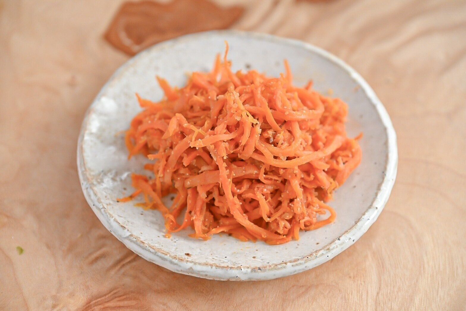 皿に盛られたにんじんのさけめんたい炒め