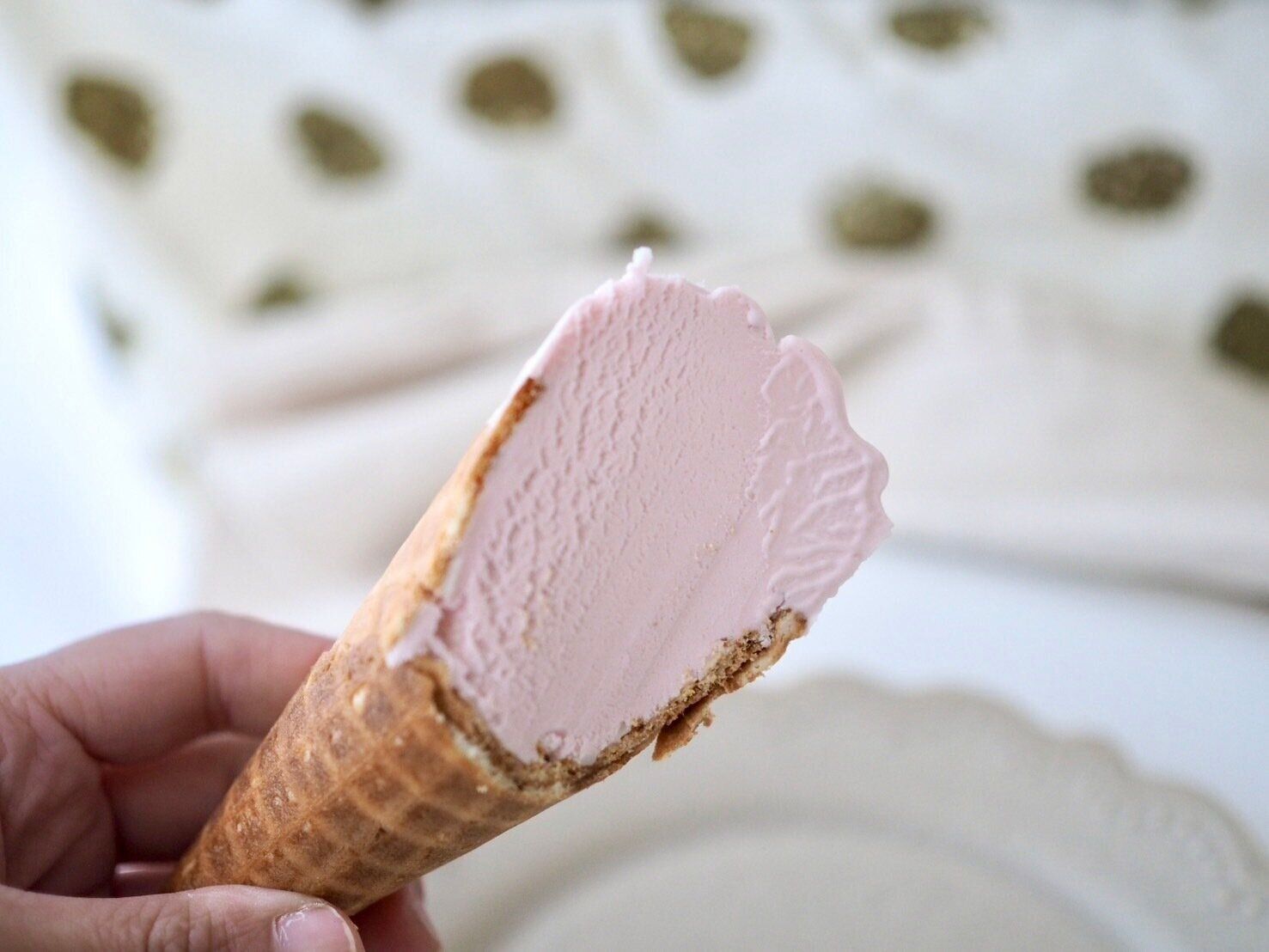 シャトレーゼ「福岡県産あまおう苺ソフト」断面写真