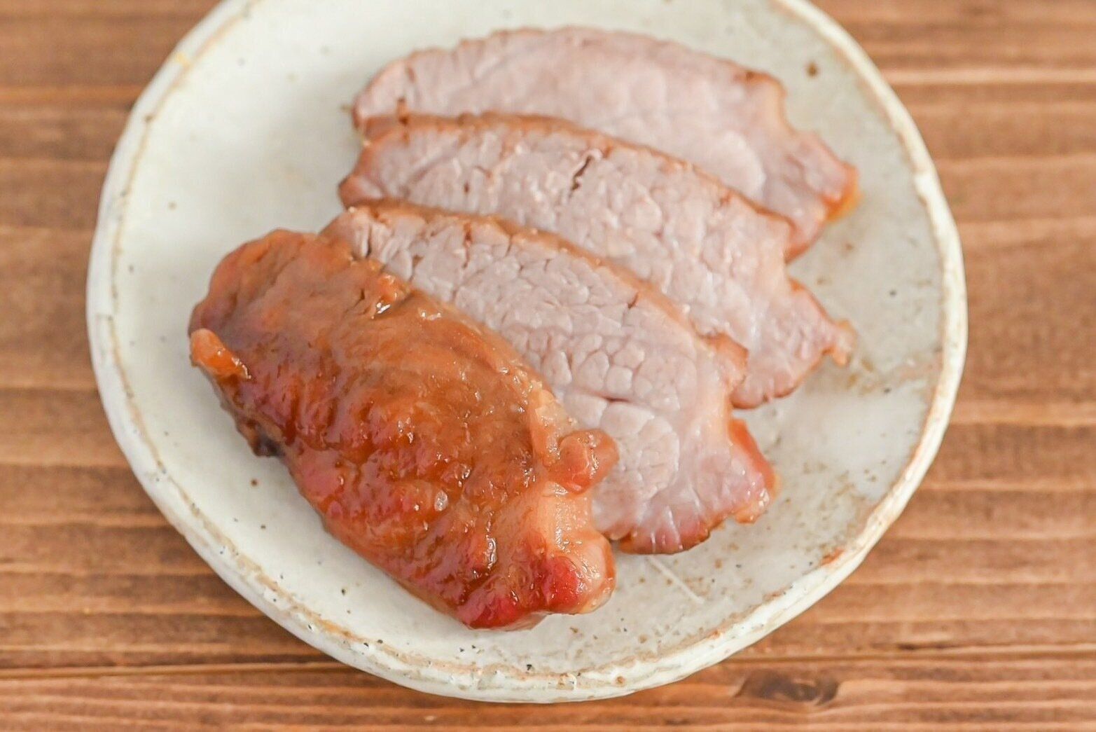 皿にのったスライスした焼豚
