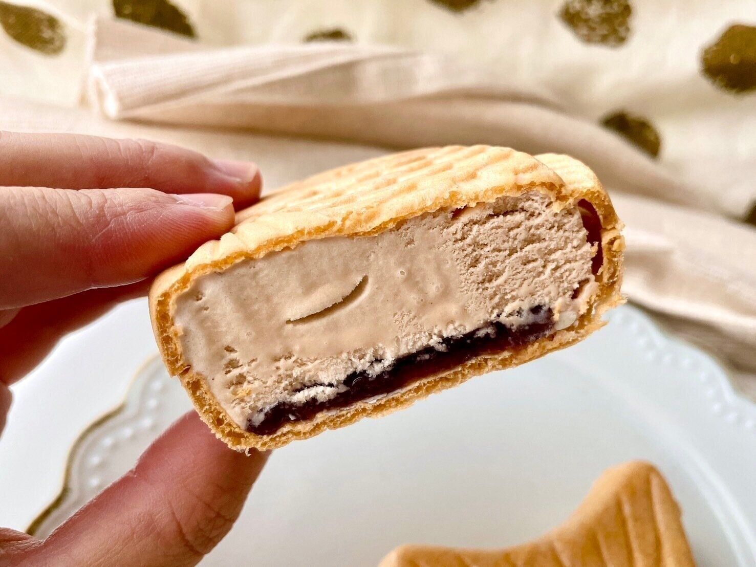 シャトレーゼ「和菓子アイス たい焼き最中 イタリア産焼き栗 しっぽまであん」断面写真