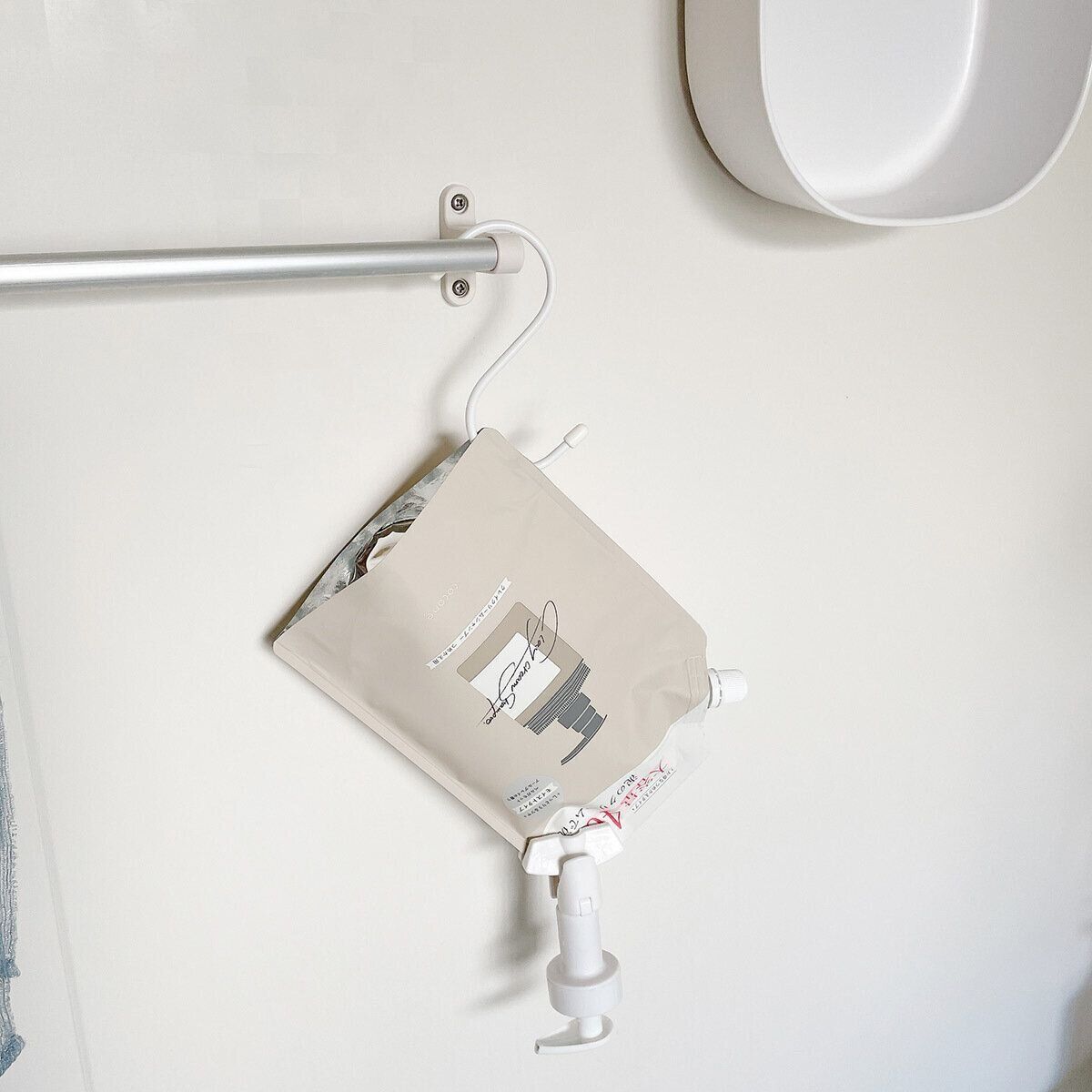 タオルバーにかけて収納