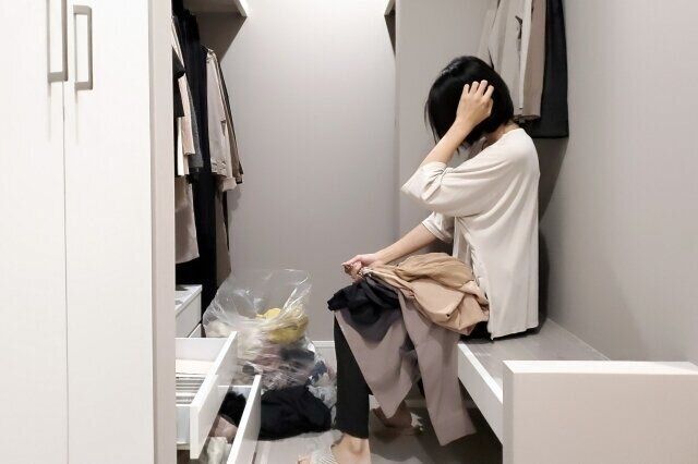 断捨離で悩む女性