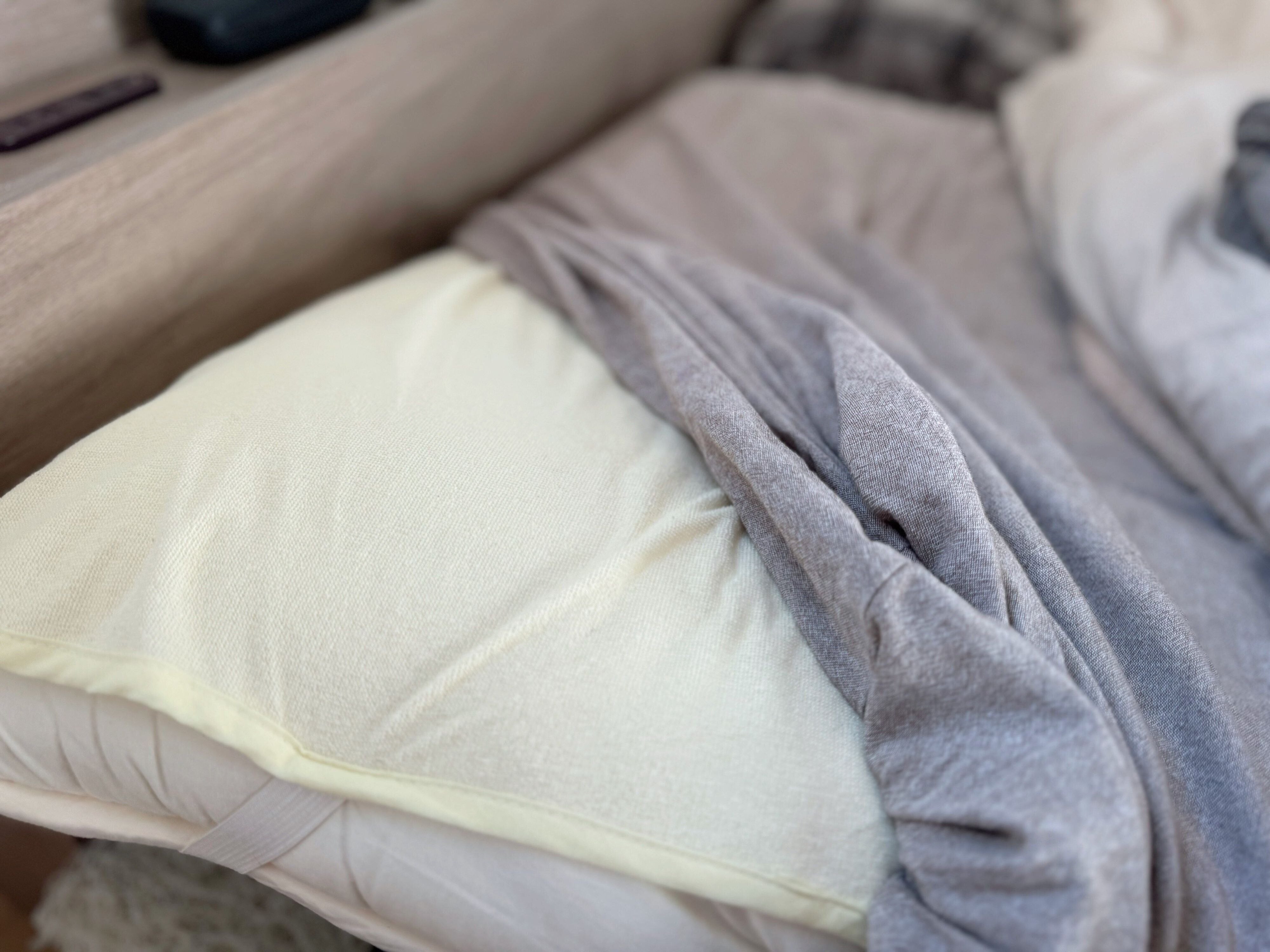 敷きパッドや掛け布団もあるもので対応