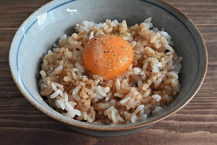 茶碗に入ったうなぎのたれごはん