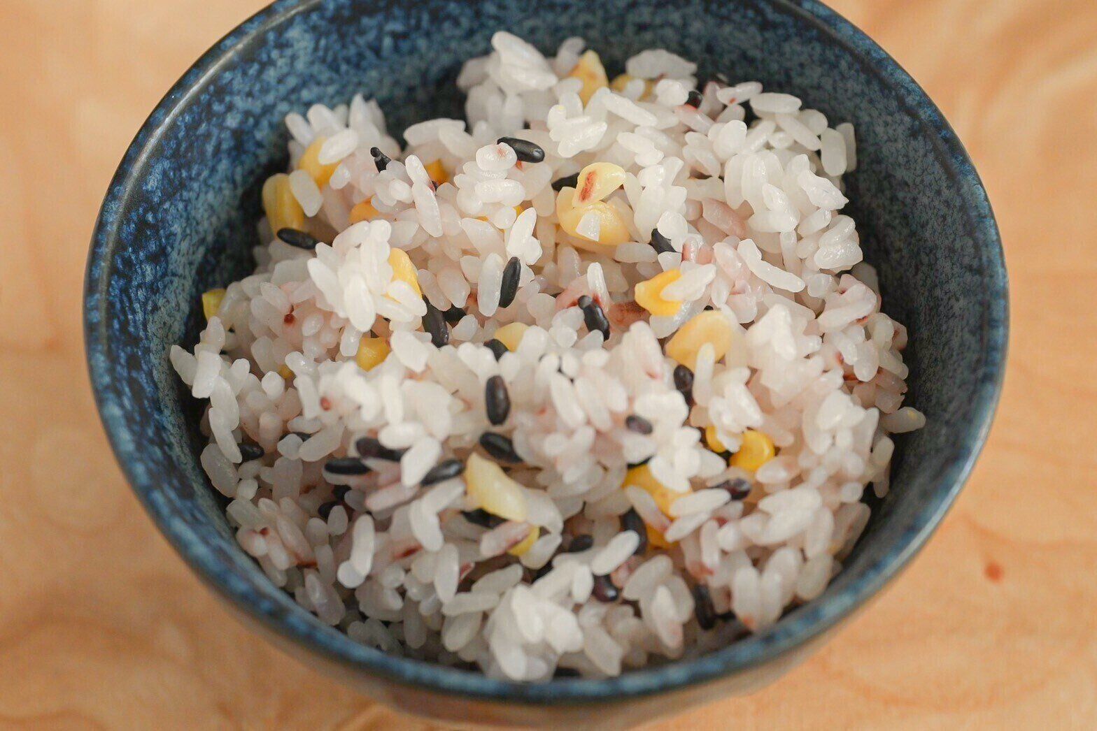 茶碗に入った雑穀ごはん
