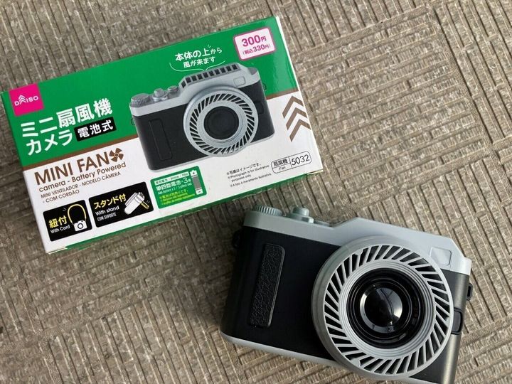 昭和レトロなデザインが魅力の「ミニ扇風機カメラ」(330円)