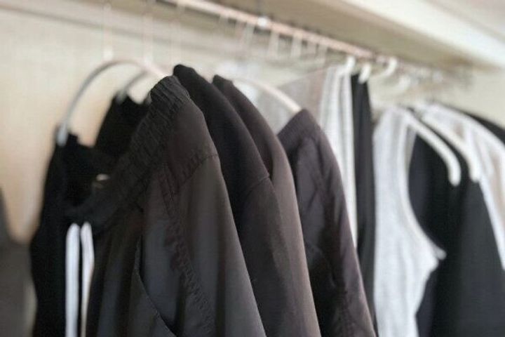 クローゼットに並ぶ衣類