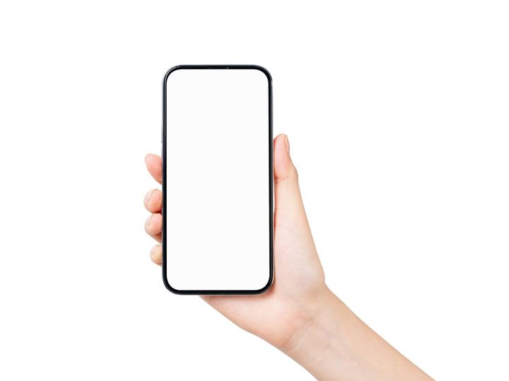 白い背景に黒いスマートフォンと空白の画面を持つ女性の手。