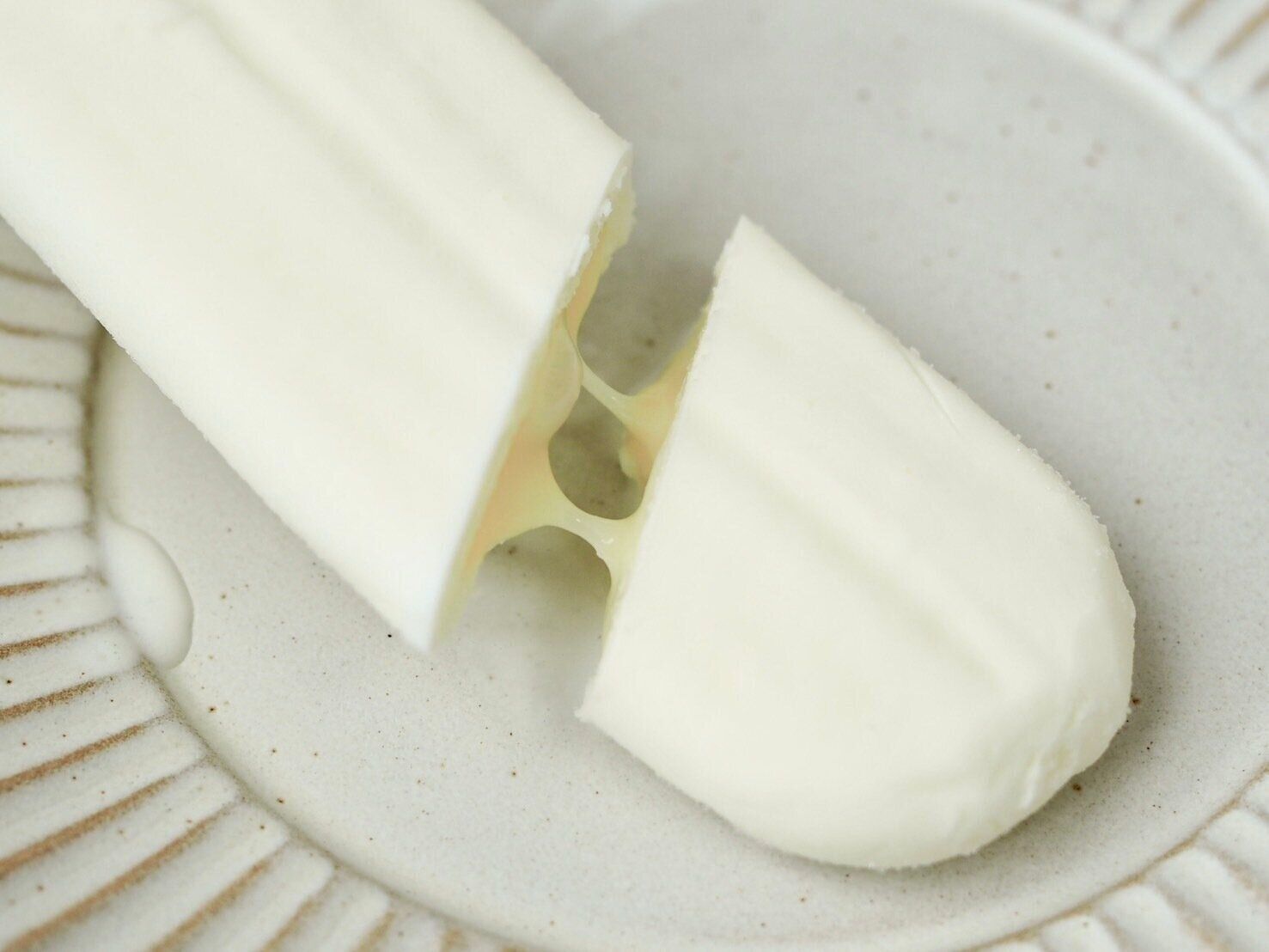 シャトレーゼ「練乳ミルクバー」断面写真