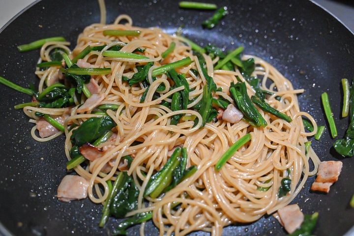 フライパンに入ったパスタ