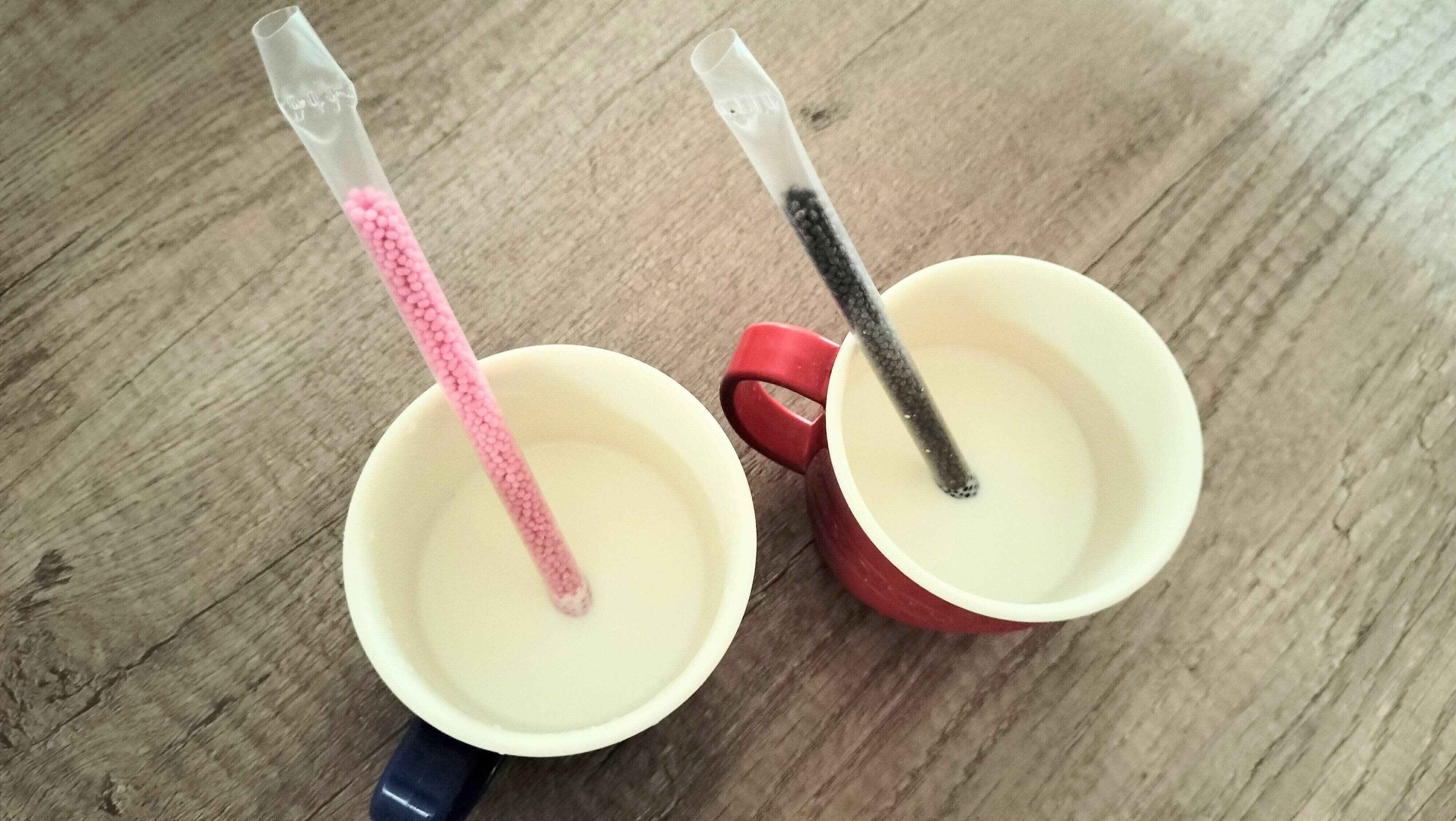 牛乳に差し込んでストローのように飲むタイプ