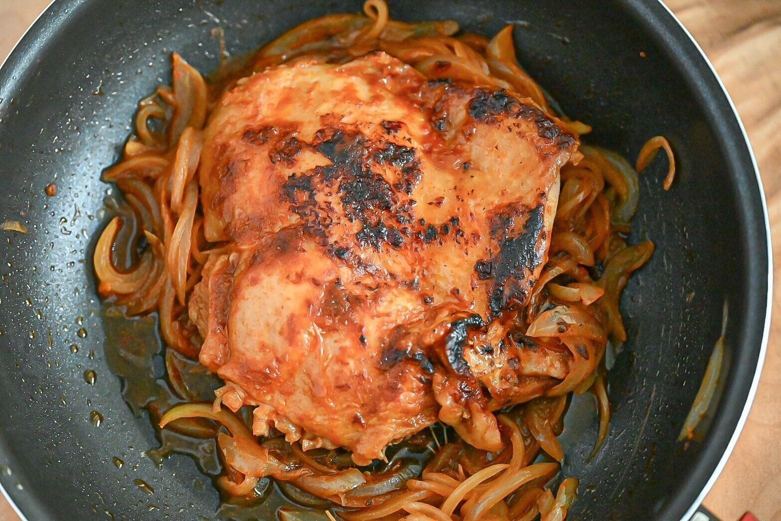 フライパンに入ったケイジャンチキン