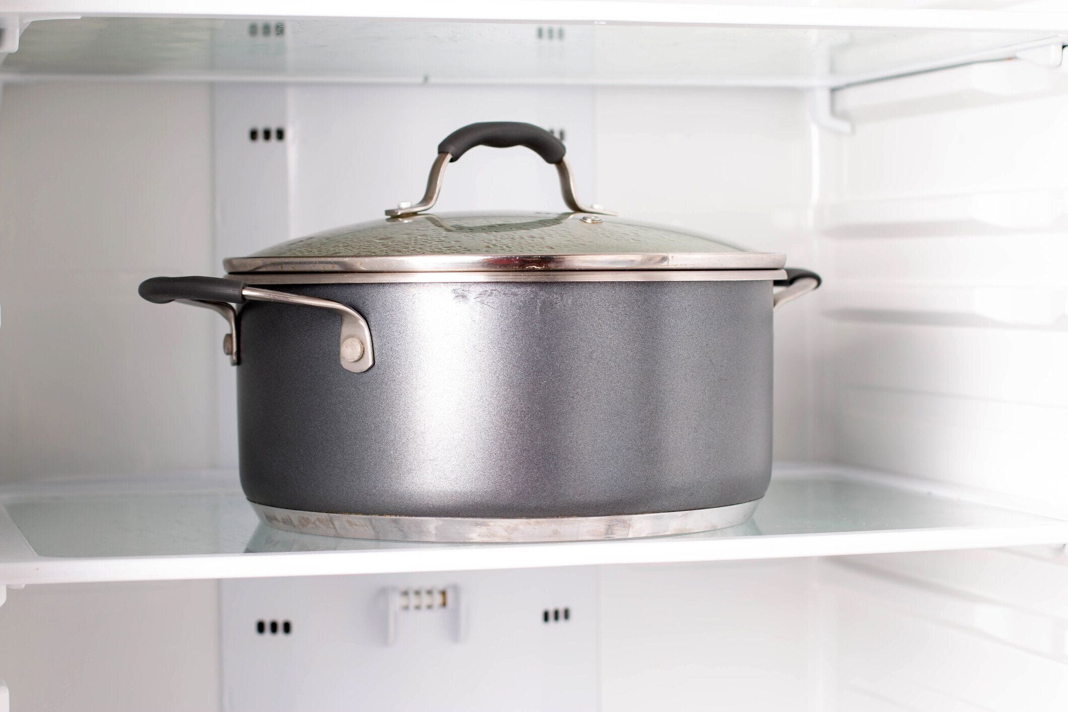 冷蔵庫にスープを入れて鍋