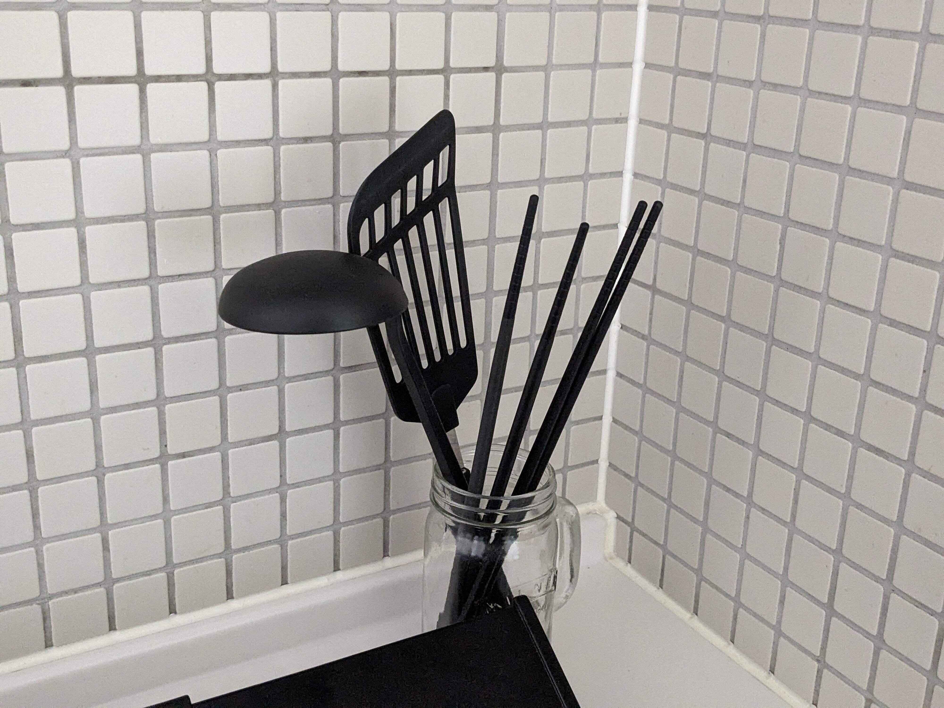 ガスコンロ横の調理器具収納。