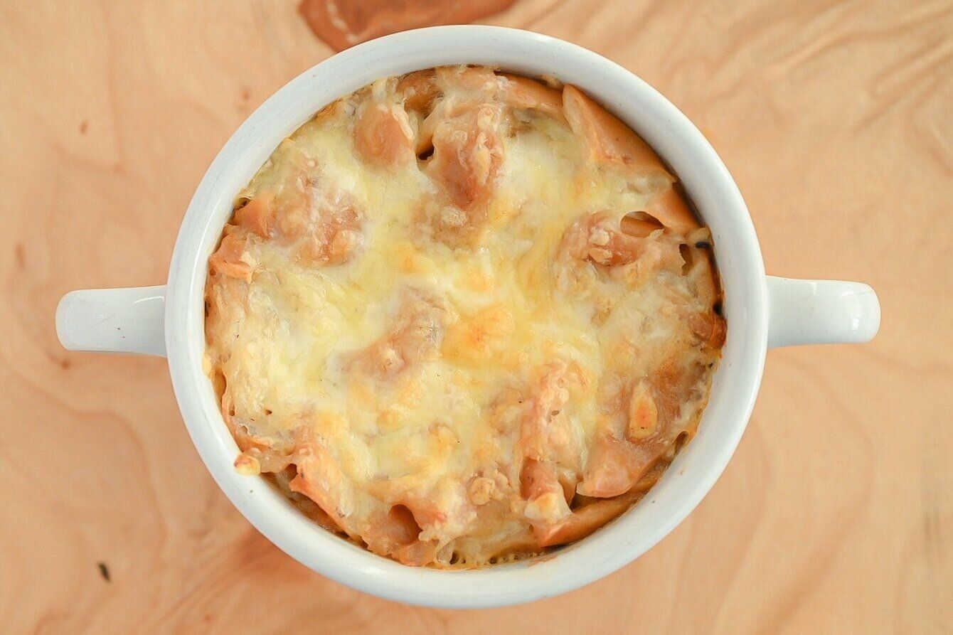 白い器に入った乾パンのオニオングラタンスープ